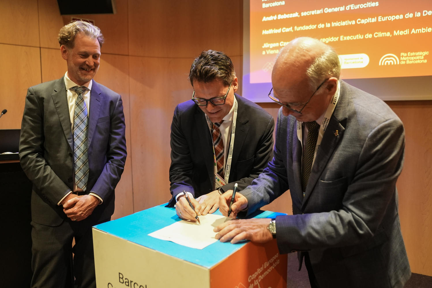 Helfried Carl, Jürgen Czernohorszky i Lluís Rabell signant el traspàs de l'ECoD